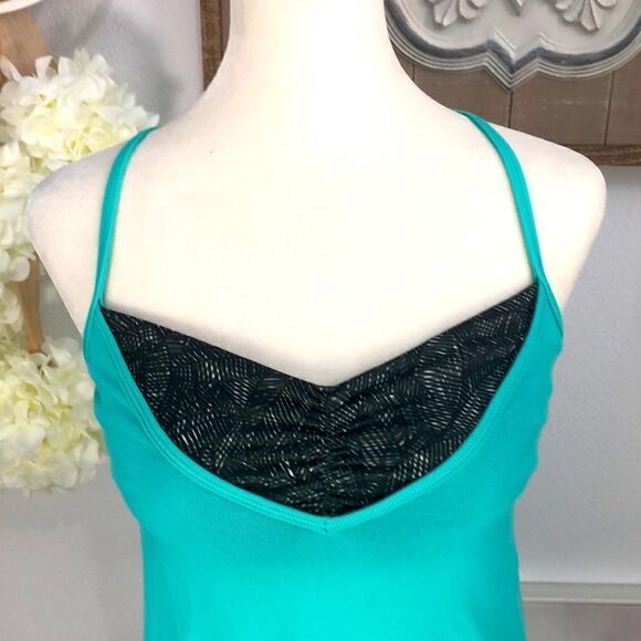 Lululemon roll out teal Bali Breeze workout top w/built in bra - Picture 2 of 12